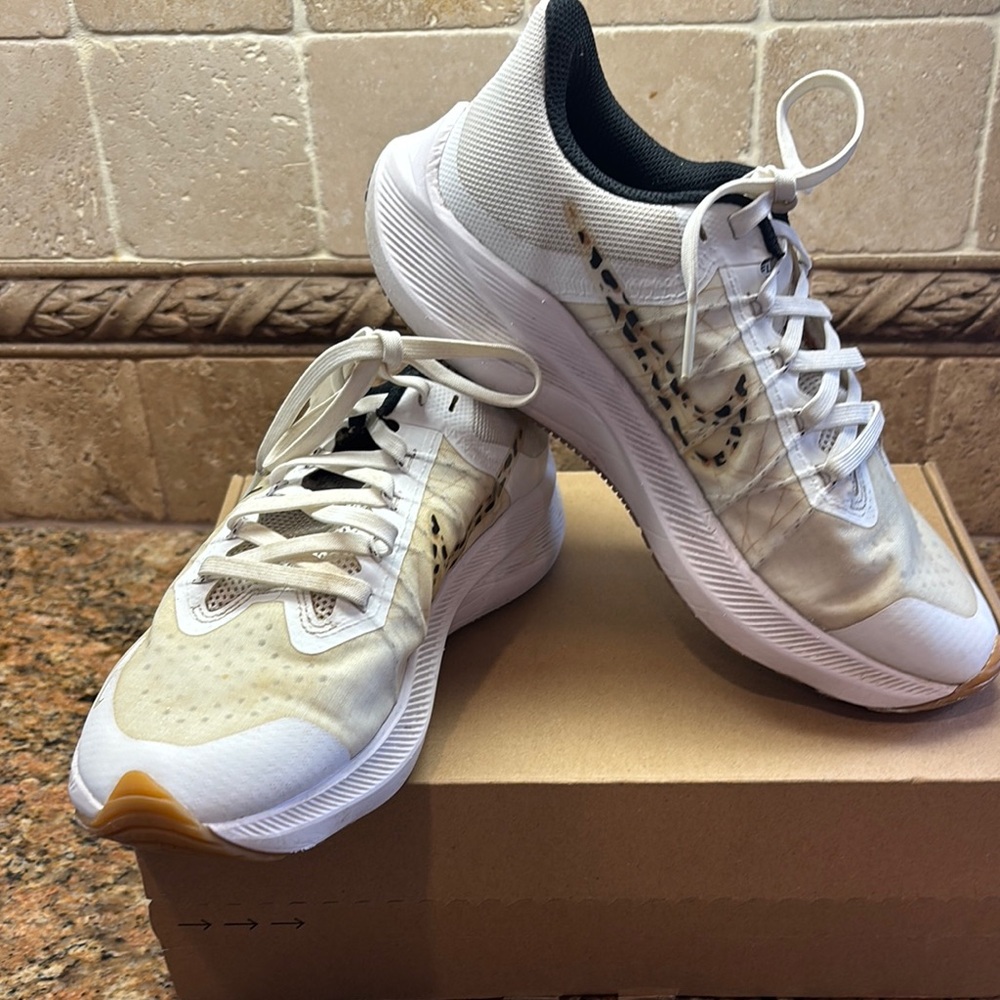 Nike Women's Air Zoom Winflow White and Leopard Swoop Running Shoes 6